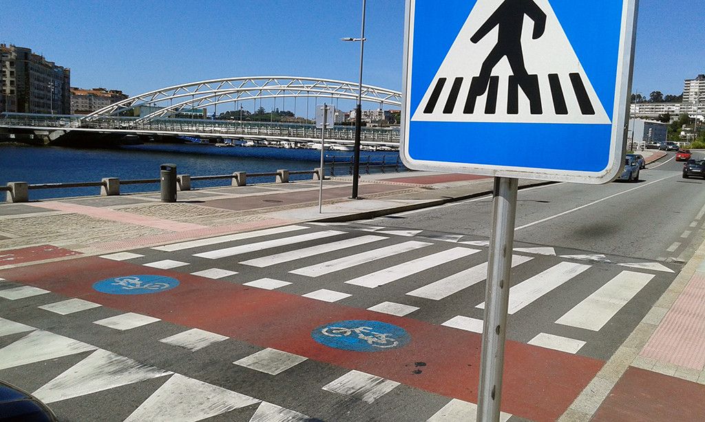 Paso de peatones en la avenida Domingo Fontán