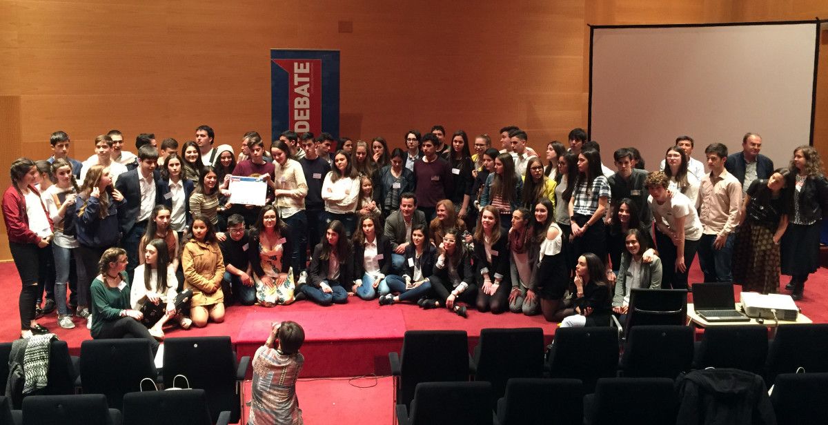Foto de familia de los participantes en la final del Club de Debate