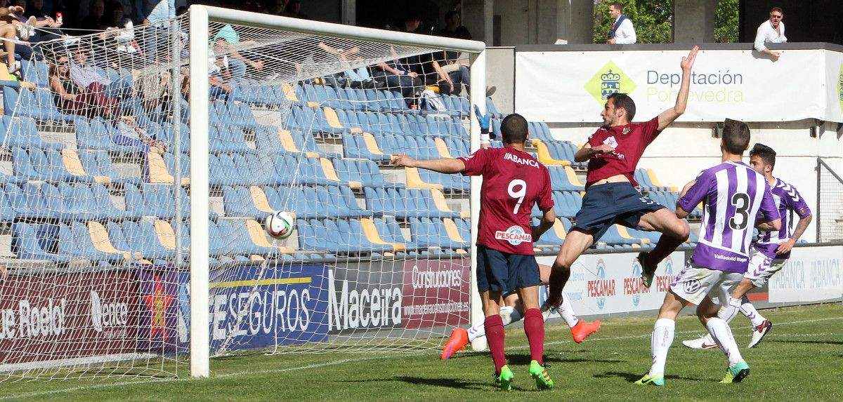 Capi consigue con este remate el gol del Pontevedra frente al Valladolid B en Pasarón Capi consigue con este remate el gol del Pontevedra frente al Valladolid B en Pasarón