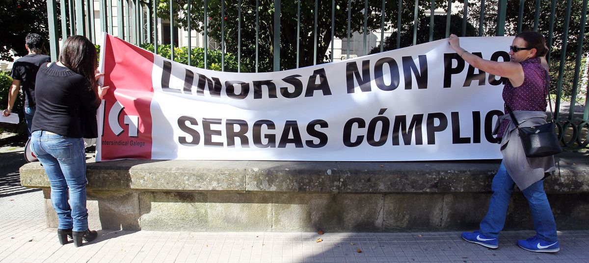 Protesta das traballadoras de Linorsa na Delegación de Sanidade