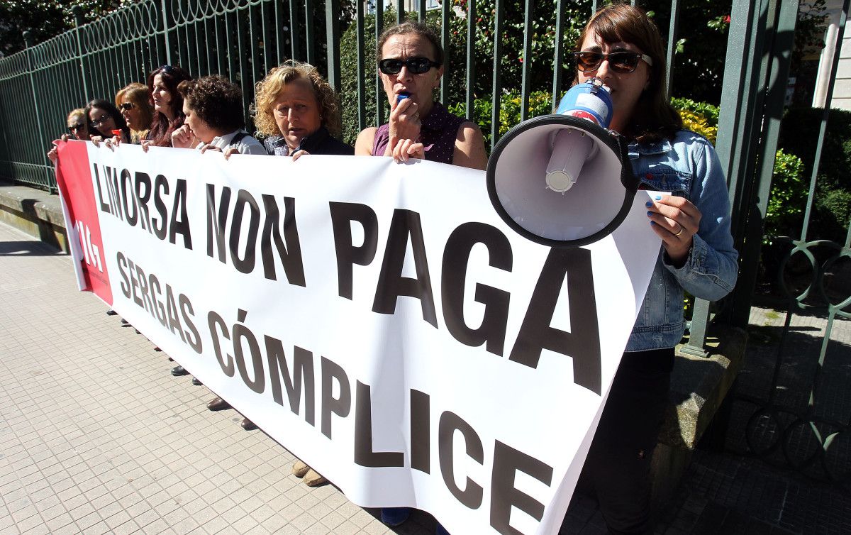 Protesta das traballadoras de Linorsa na Delegación de Sanidade