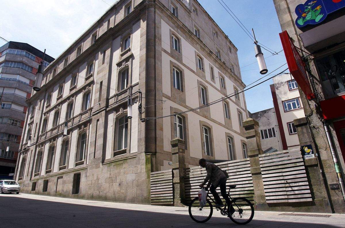 Entrada ao antigo Banco de España pola rúa Fernández Villaverde pola que se accederá ás novas oficinas do DNI