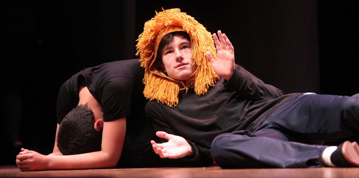 Representación del grupo de teatro del IES Luis Seoane en el certamen Ben Veñas, Maio