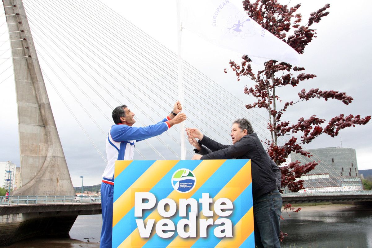 Izado da bandeira do Campionato de Europa de Piragüismo Maratón