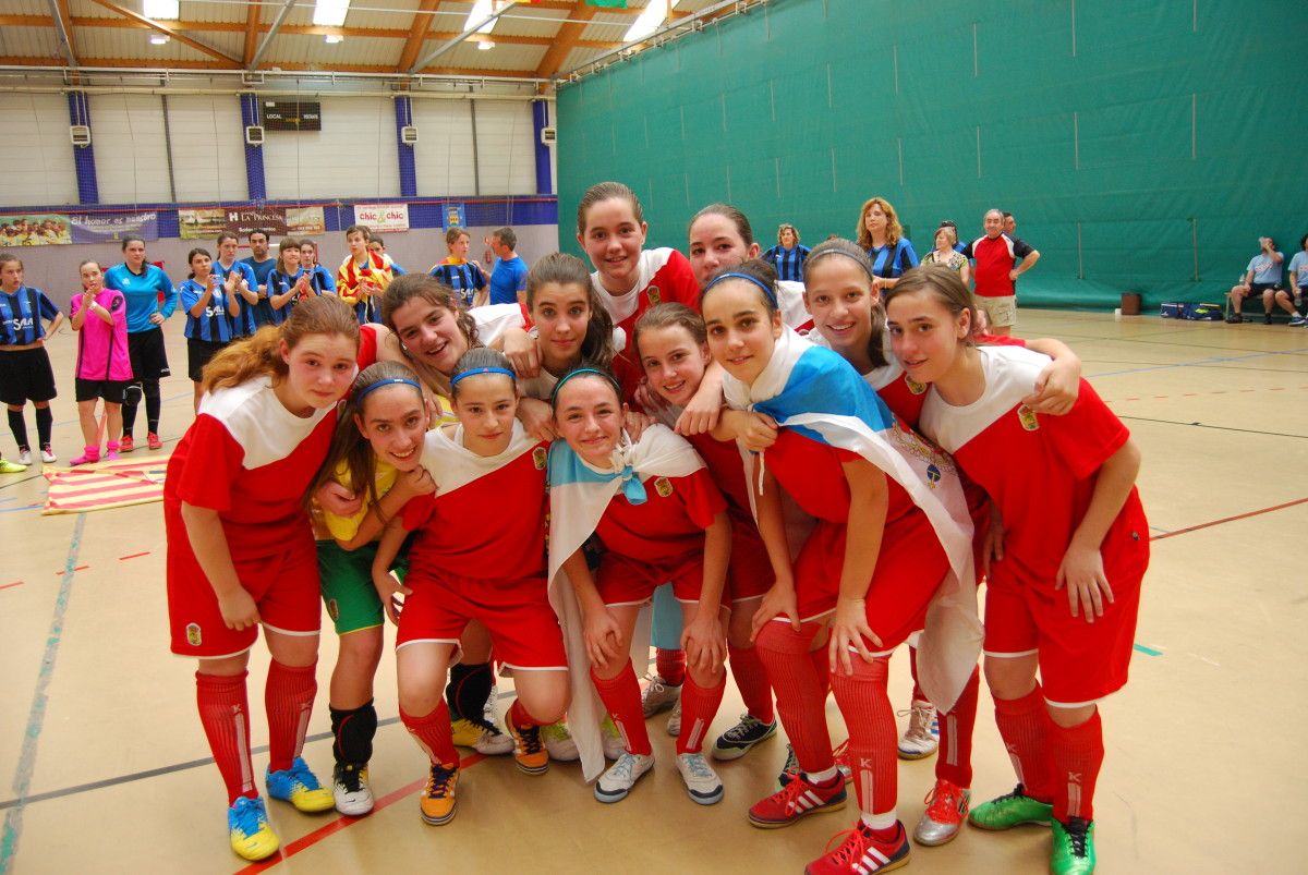 Equipo cadete femenino del Poio FS tras proclamarse campeón de España en Alcorcón