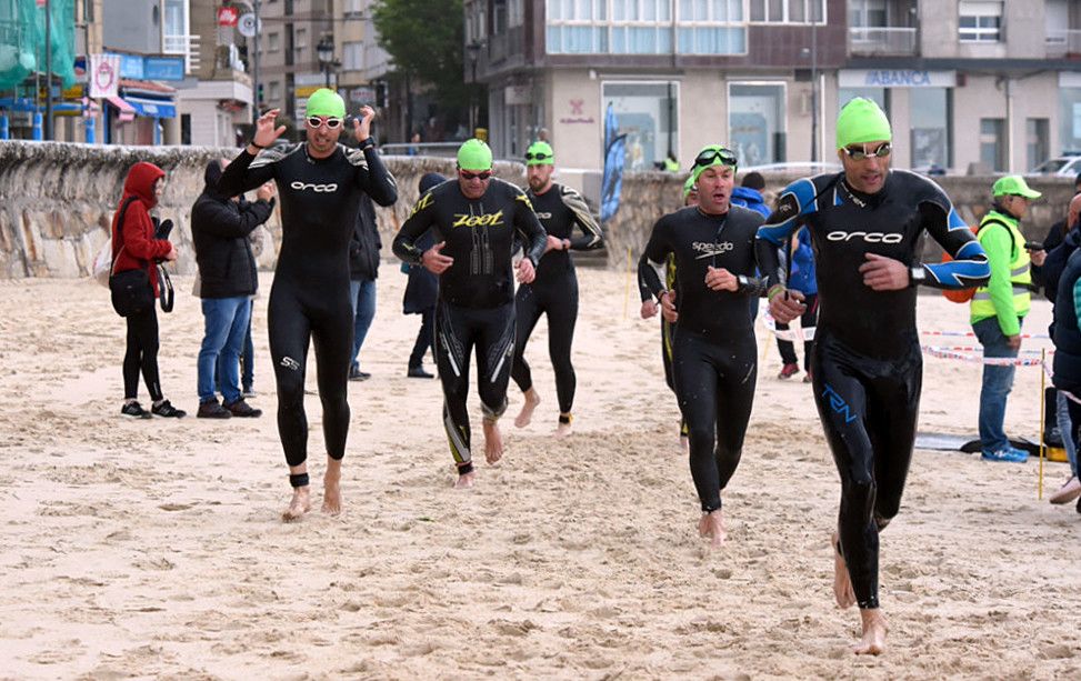 Primeiro tríatlon 113 Swim Ride Run de Sanxenxo