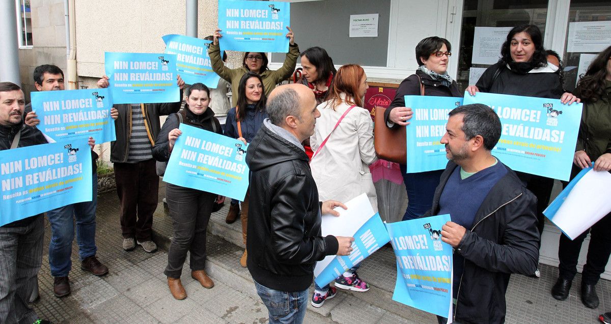 Concentración contra la reválida en el Colexio de Barcelos