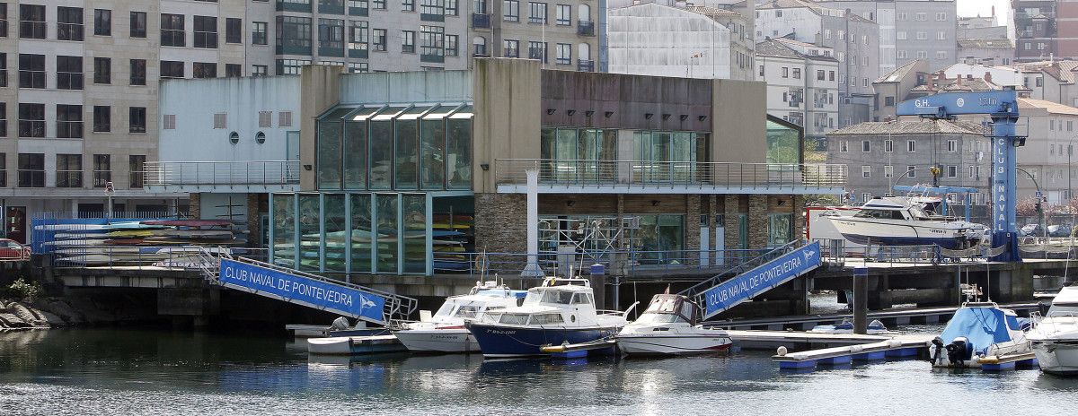 Club Naval de Pontevedra, situado no río Lérez