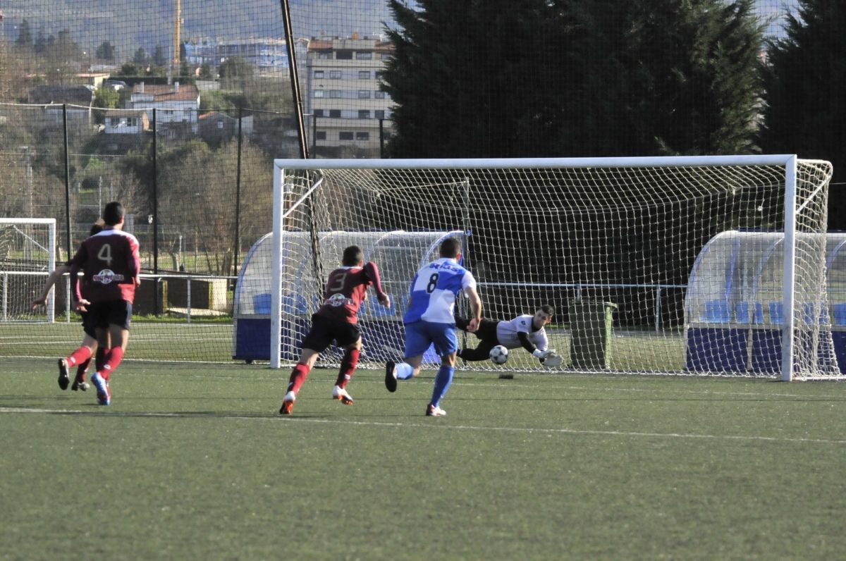 Una de las intervenciones de Edu Sousa en el partido entre el Pontevedra B y el Portonovo
