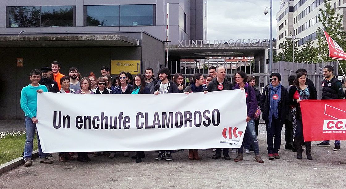 Concentración ante a Xunta para protestar contra o "enchufe" en Restauración