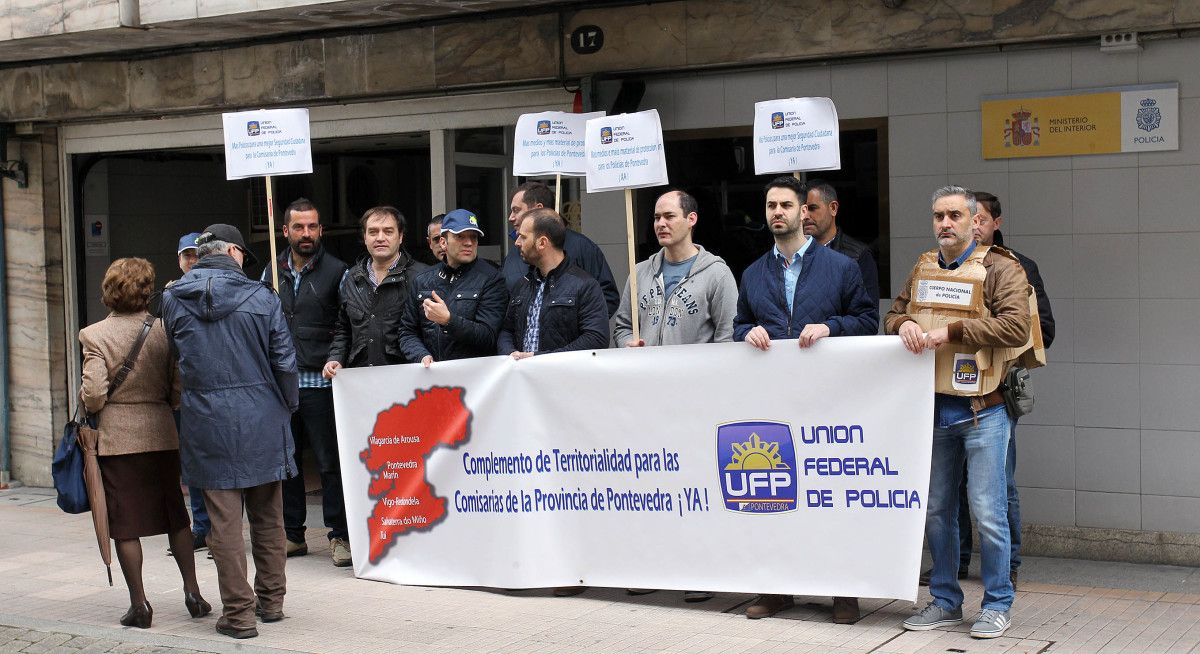 Protesta do sindicato UFP ante a Comisaría Provincial