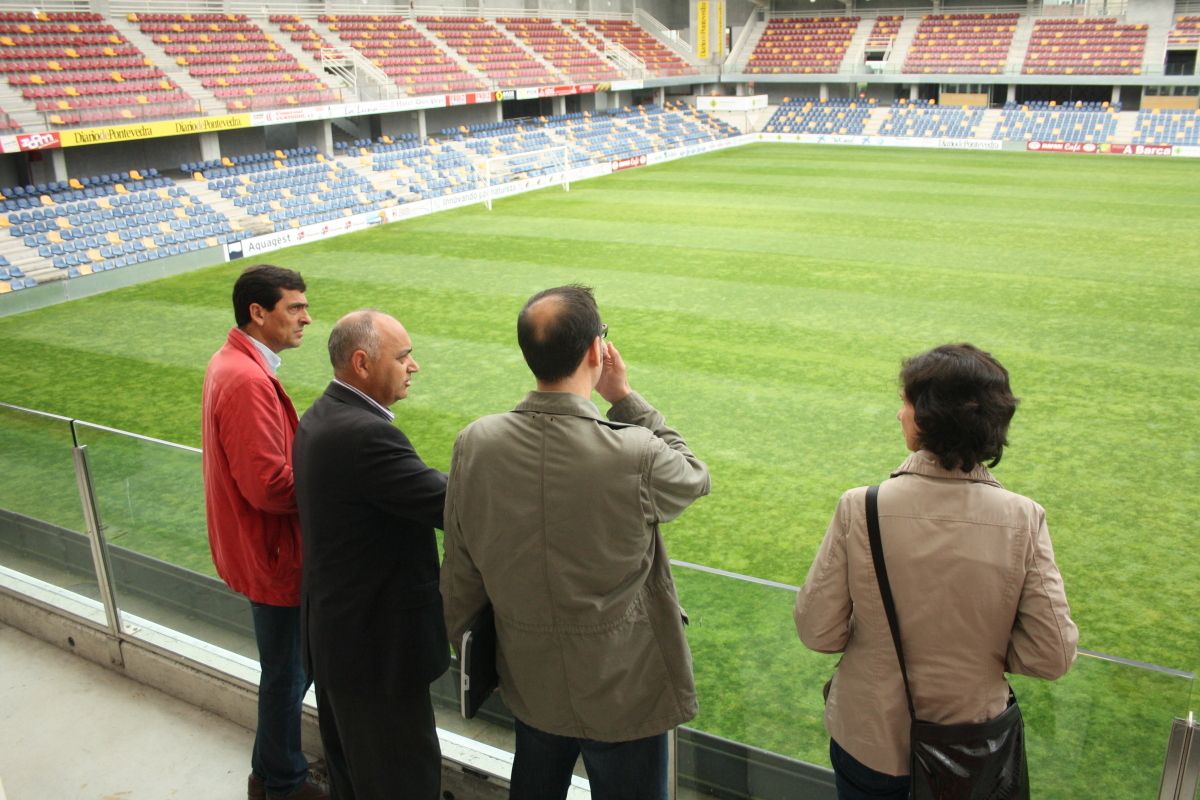 Agustín Fernández visita Pasarón acompañado de técnicos municipais