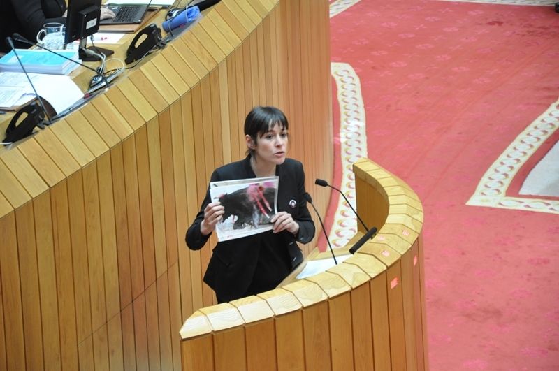 Ana Pontón, exhibiendo la foto de Feijóo y Rajoy en la Plaza de Toros de Pontevedra