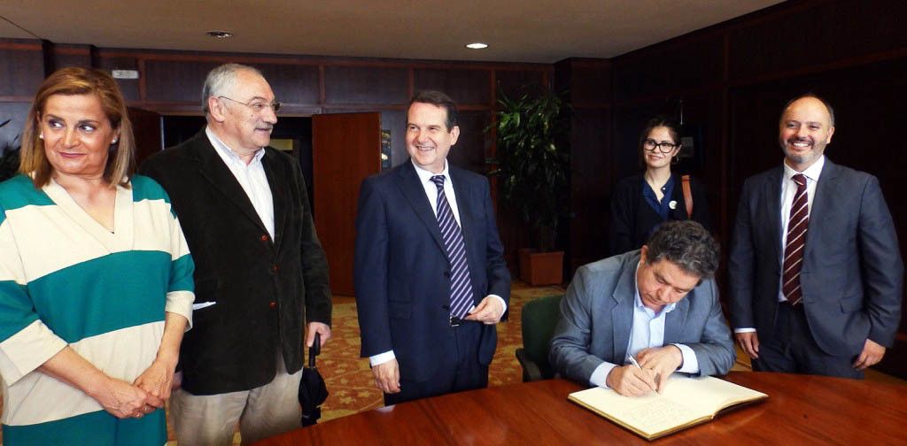 Lores asina no libro de honras do Concello de Vigo na súa visita á cidade