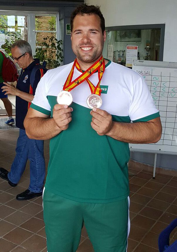 Víctor Gallego posa coas medallas conseguidas no Nacional Universitario