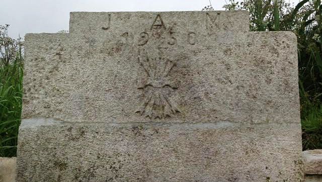 Simbología fascista en el fuente de Ardán