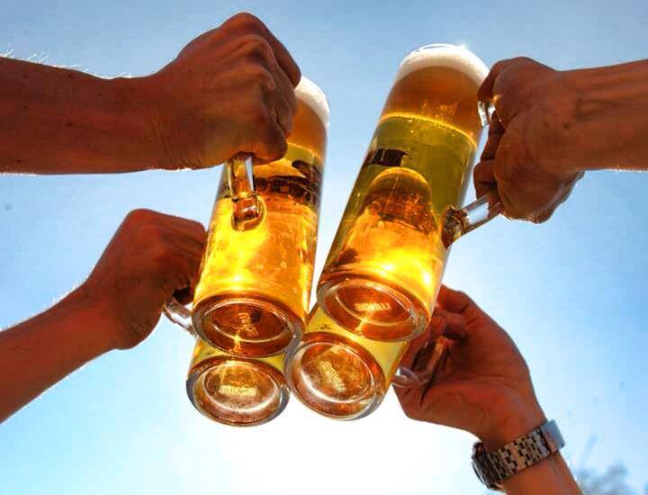 Brindis con cervezas artesanales