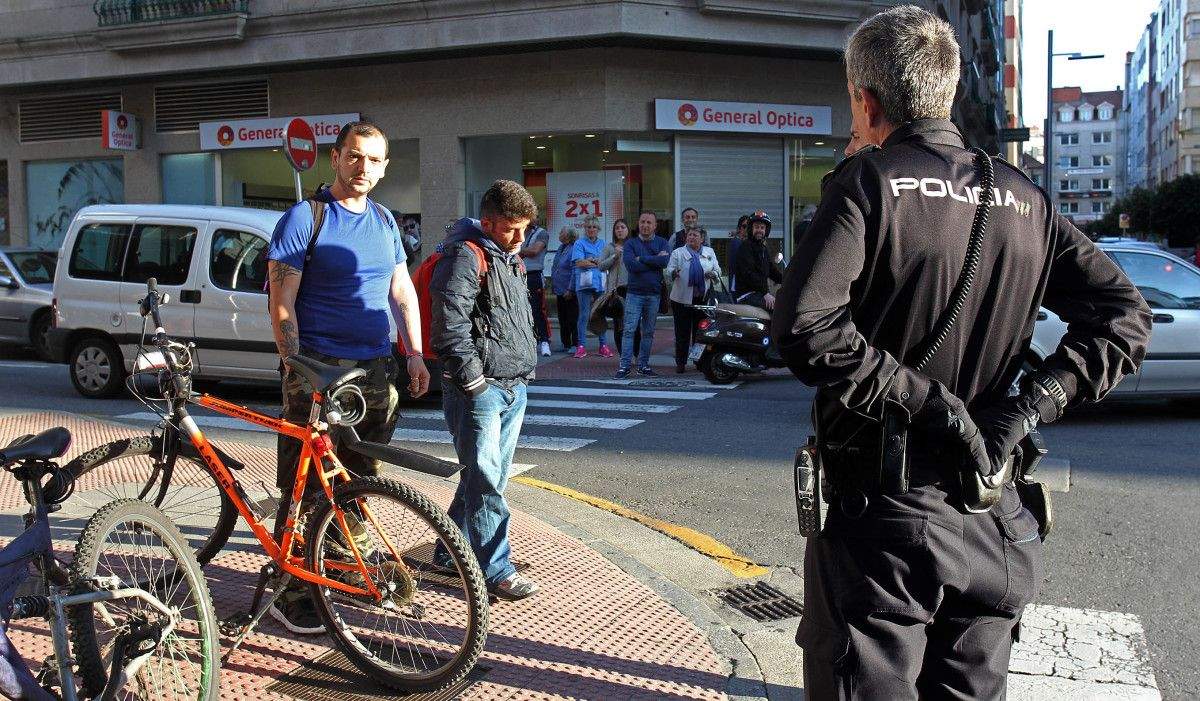 Incidente entre un condutor e un ciclista en Benito Corbal