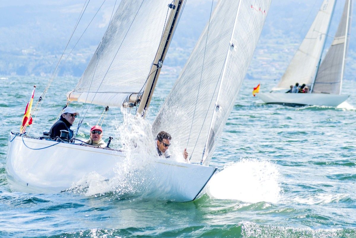 Juan Carlos I navegando en Sanxenxo a bordo del 'Gallant'