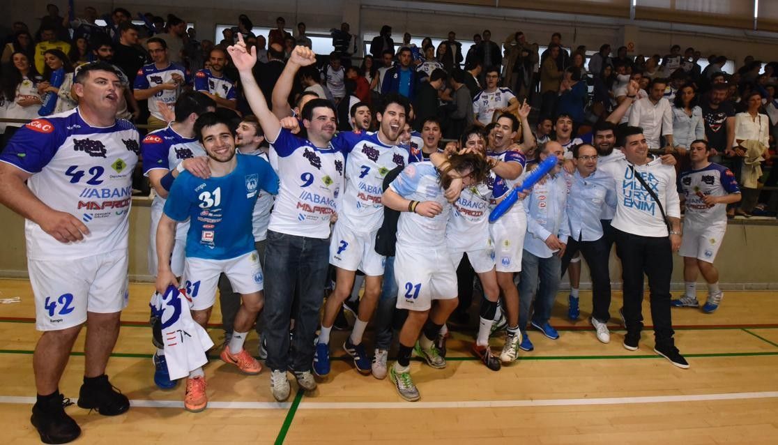 Los jugadores del Cisne celebran la permanencia tras vencer a BM La Roca en el CGTD