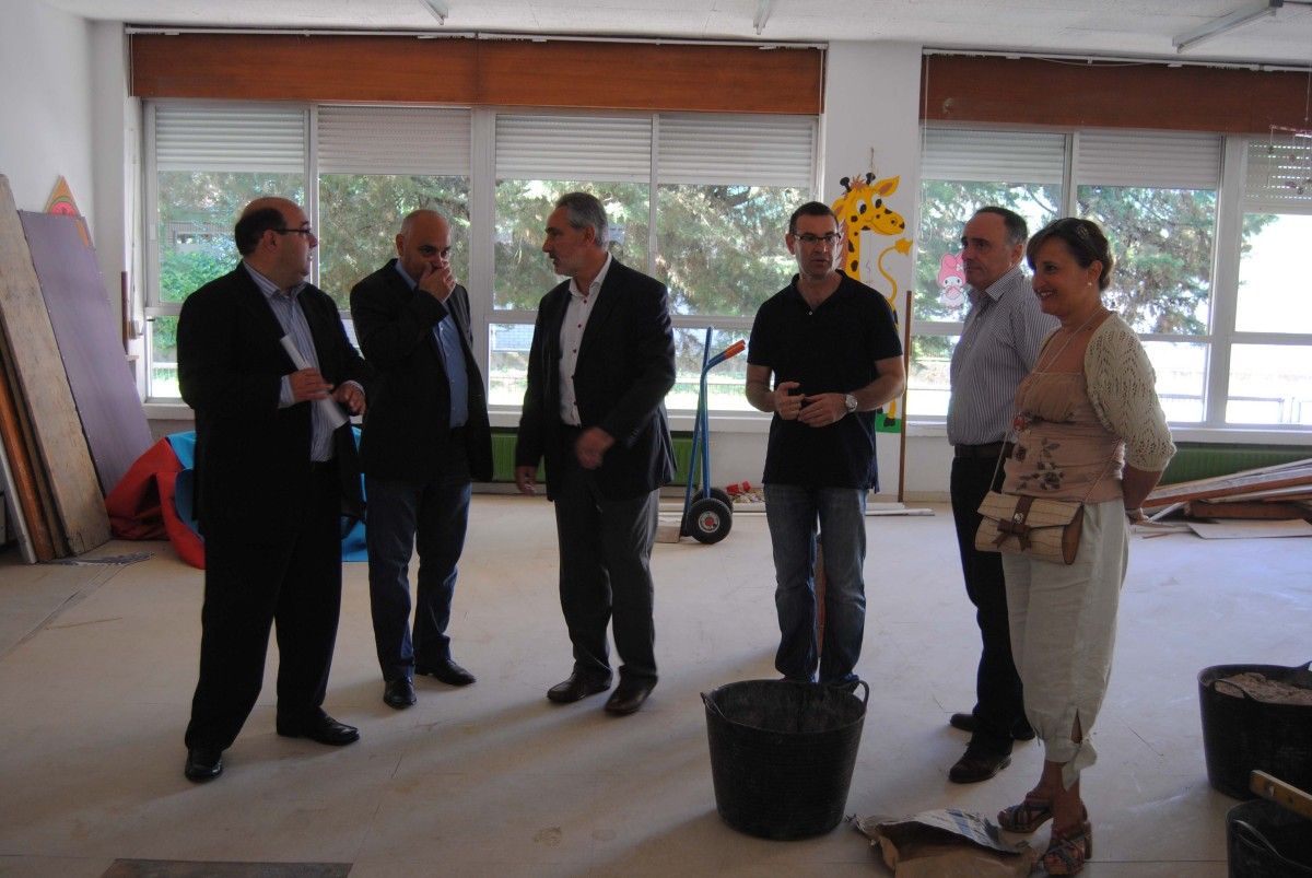 Visita de Cores Tourís e Agustín Fernández ás obras no CEIP Campolongo