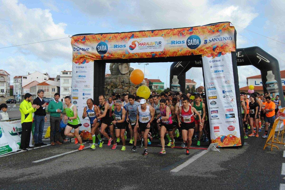 Participantes da II edición do medio maratón Maralba, entre O Grove e Sanxenxo