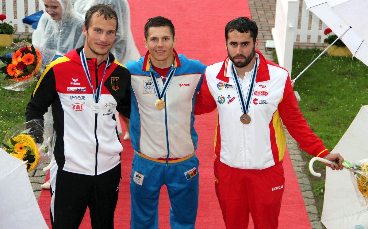 Diego Romero (dereita) co bronce logrado na Copa do Mundo de Duisburg
