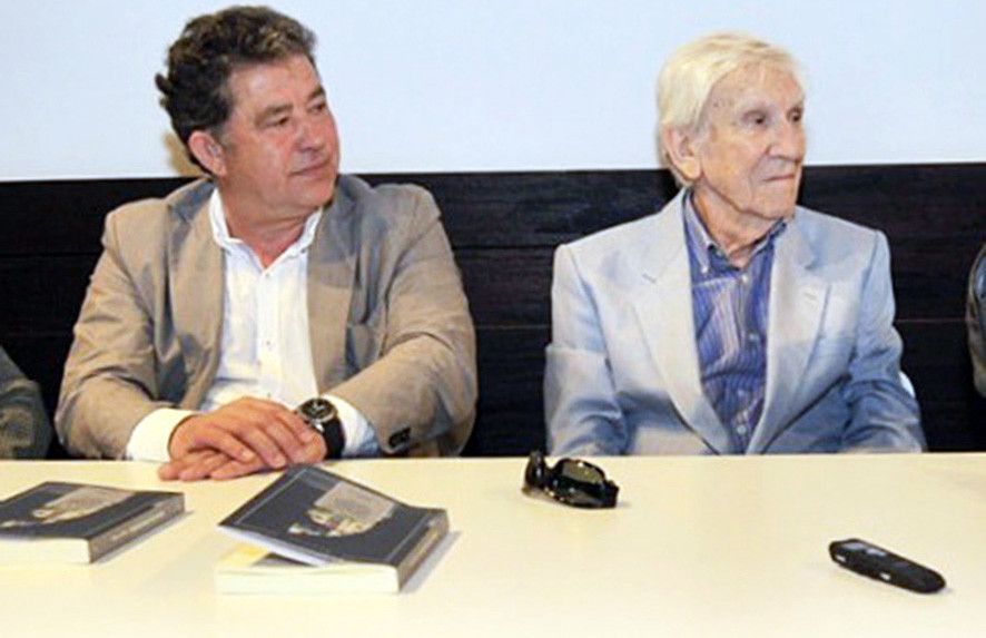 Sabino Torres (derecha) en la presentación de su libro "Crónicas dun tempo escondido"