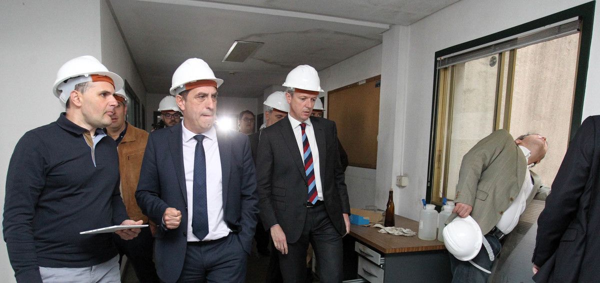 Visita de Rueda, Lores e o reitor da Universidade de Vigo ao edificio da Xunta en Benito Corbal