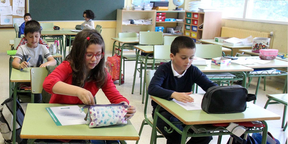 Alumnos de tercero de primaria del colegio de Barcelos haciendo la reválida