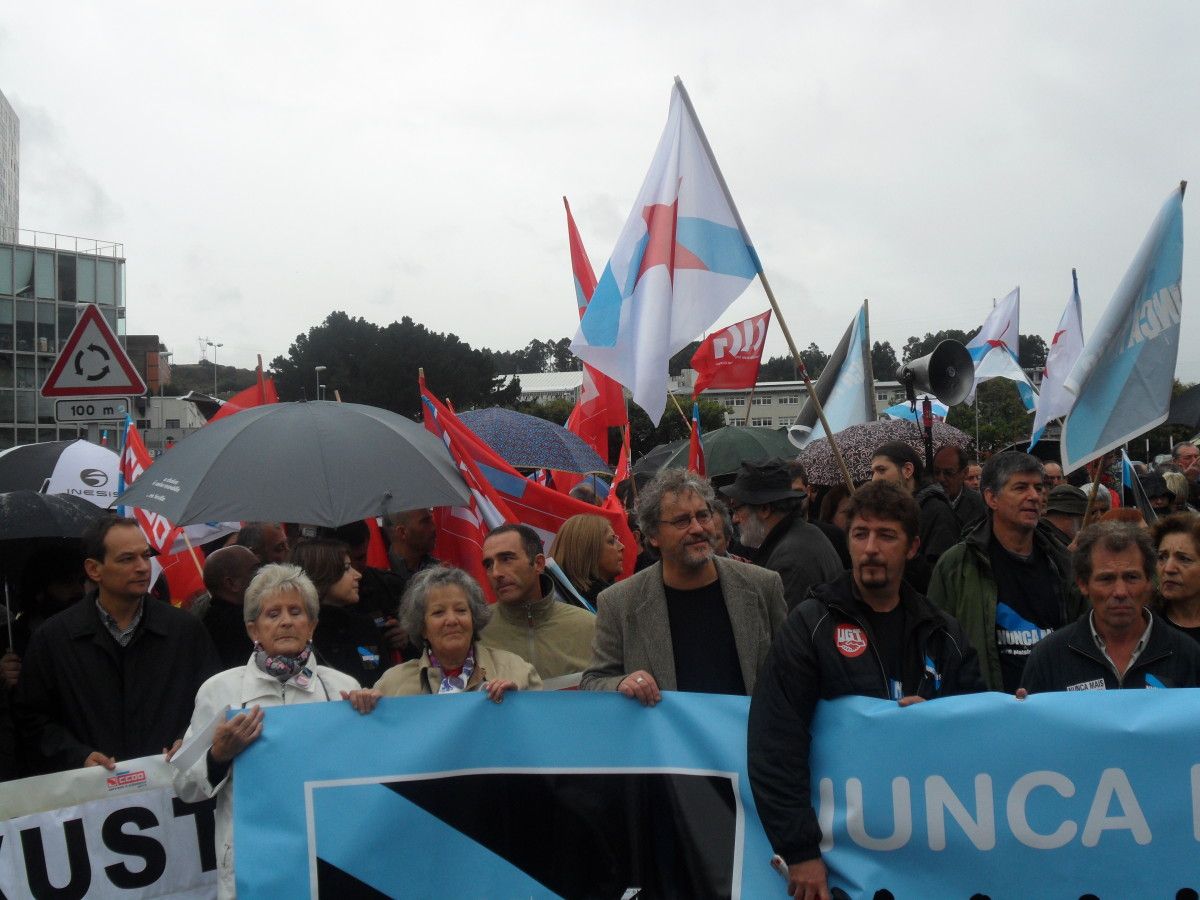 Manifestación de Nunca Máis a las puertas del juicio del Prestige. De blanco, a la izquierda, Nené Gonzaléz Manifestación de Nunca Máis a las puertas del juicio del Prestige. De blanco, a la izquierda, Nené Gonzaléz