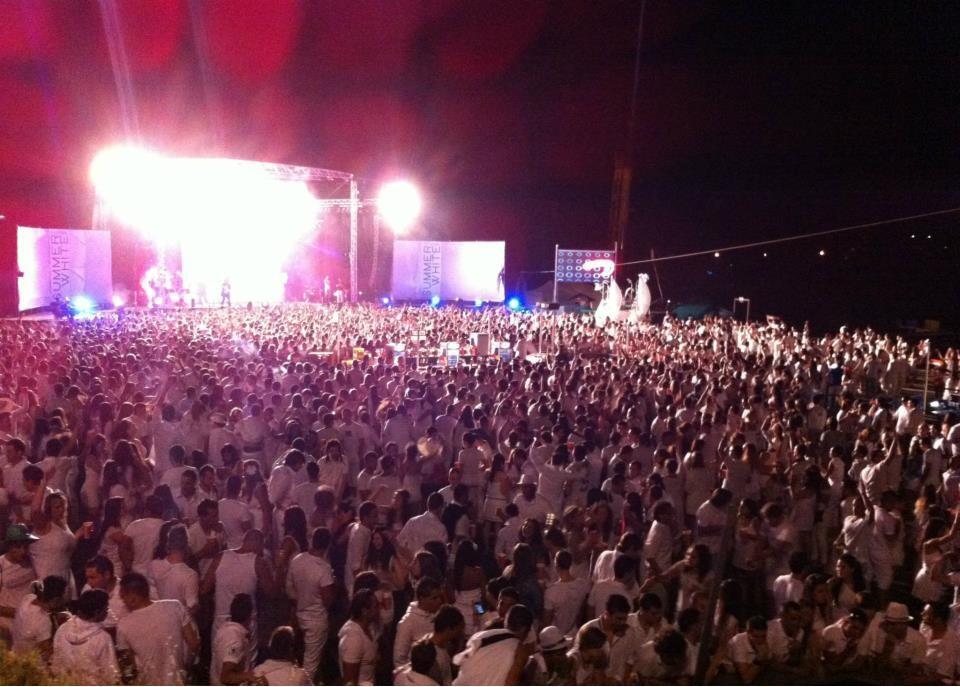 Asistentes a la primera edición del Summer White Festival, celebrado en Sanxenxo