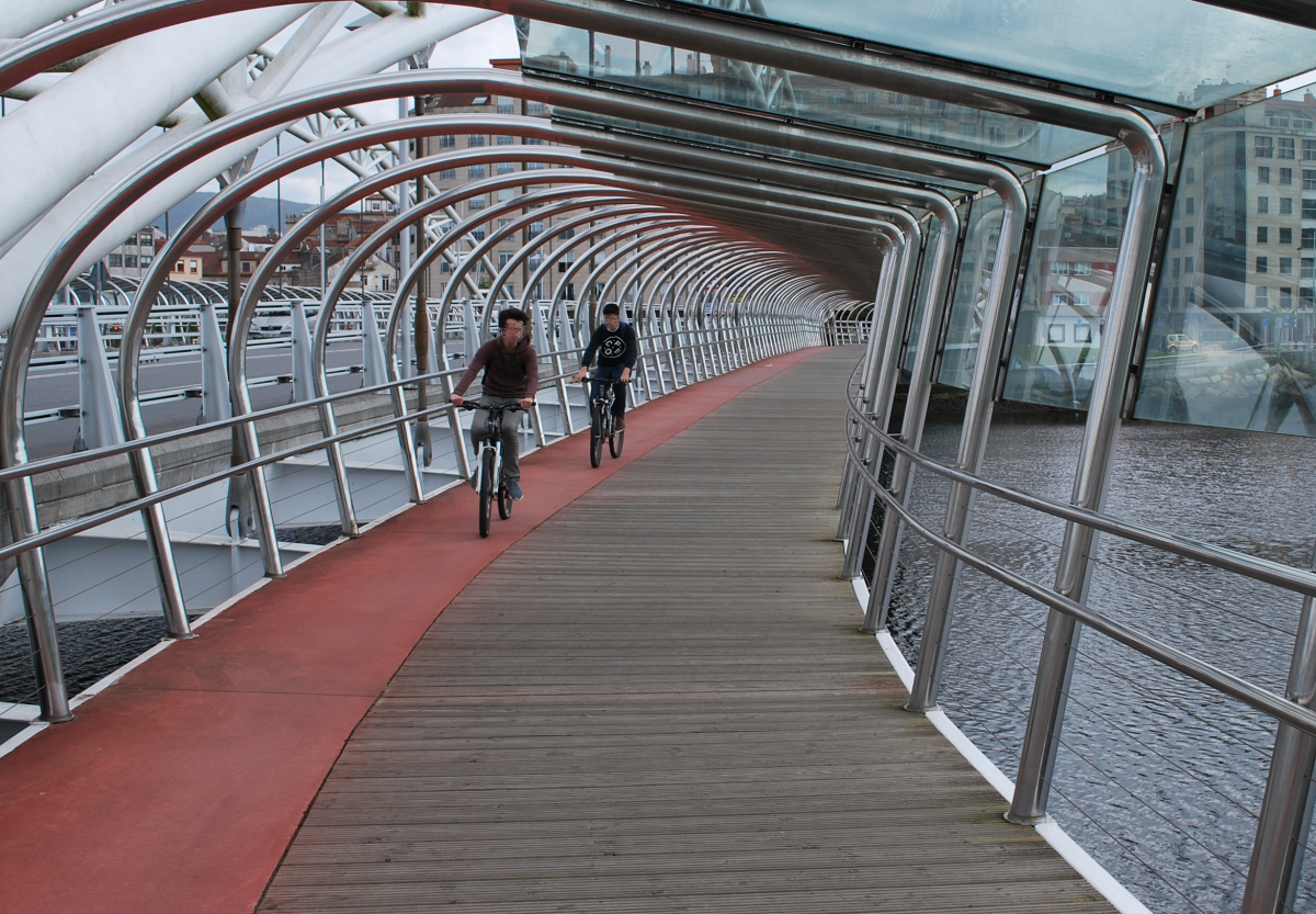 Mozos en bicicleta pola Ponte das Correntes