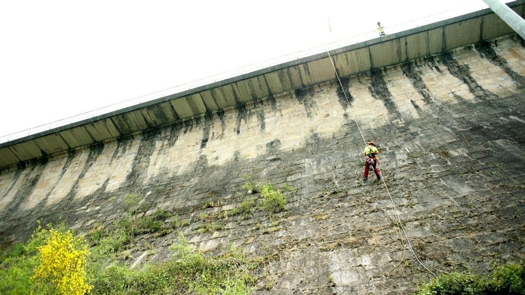 Limpieza del embalse del Pontillón de Castro