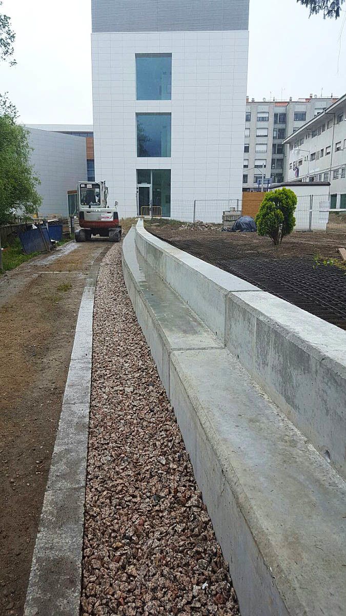 Muro de contención en las orillas del río Lameira