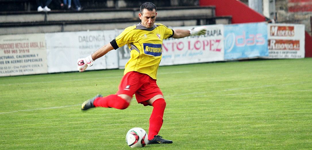 Jorge Pérez en un partido del Arosa