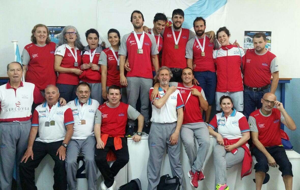 Equipo do Club Natación Galaico no campionato galego máster de verán