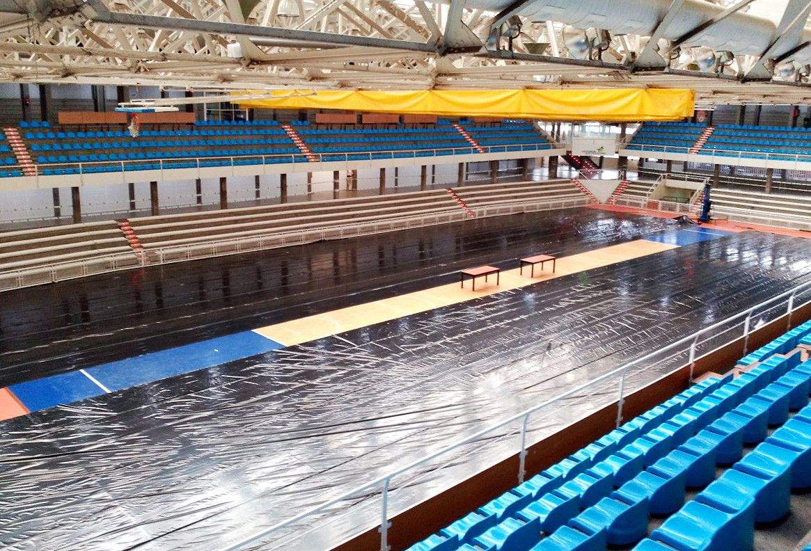 Unha lona cobre a pista do Pavillón Municipal para iniciar a reforma da cuberta