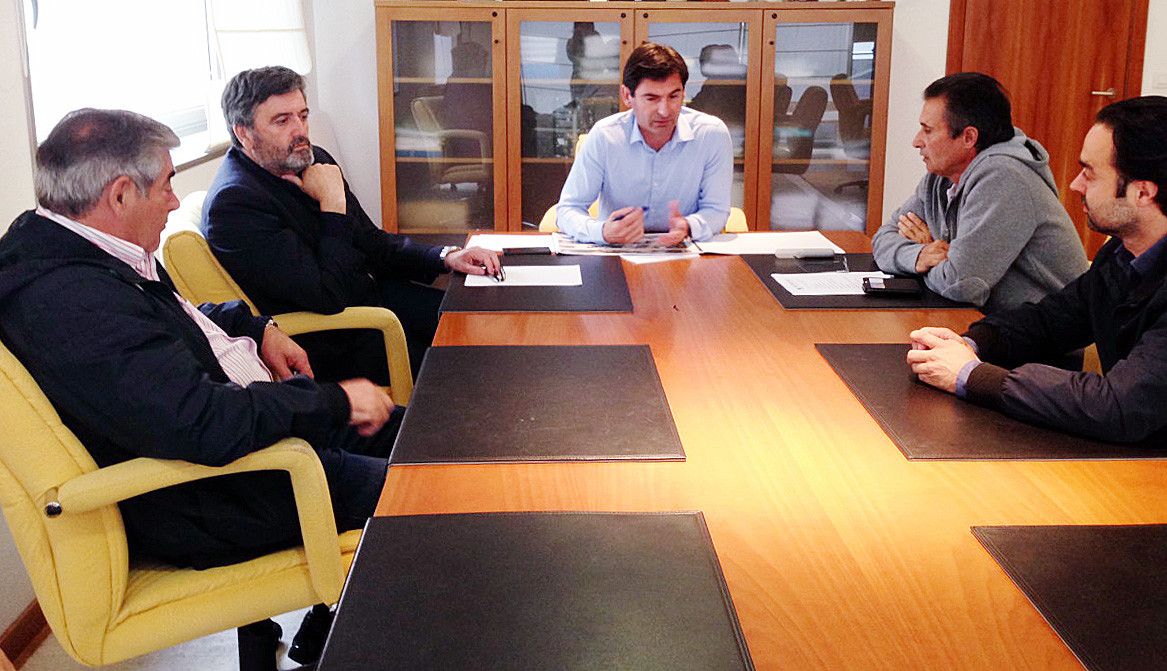 El alcalde de Sanxenxo, Gonzalo Pita, con representantes de la PO-308