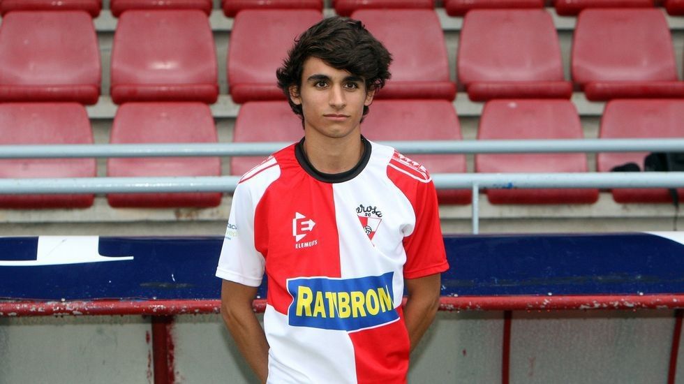 Julio Rey vistiendo la camiseta del Arosa