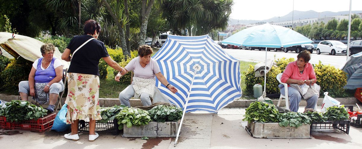 Mujeres vendiendo verdura en la calle