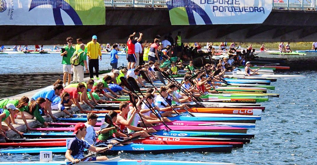 Salida de una prueba de piragüismo en el río Lérez