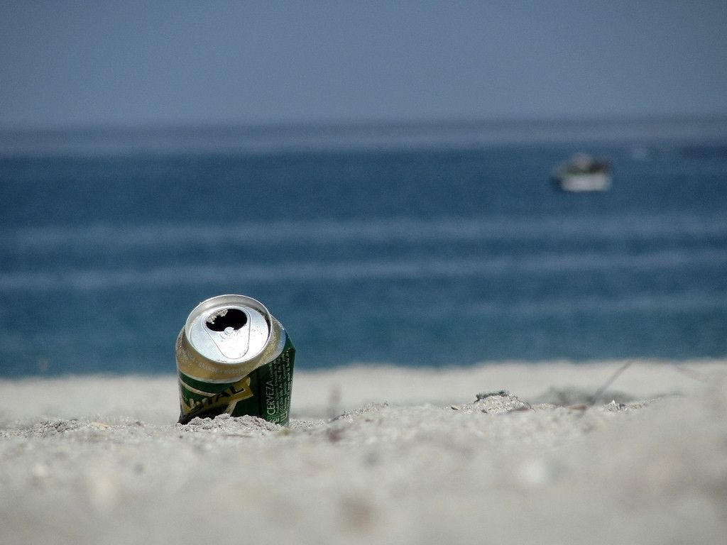 Basura en la arena de la playa