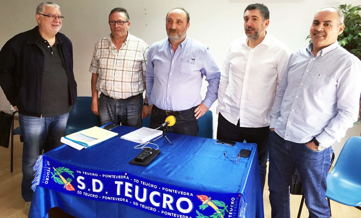 Carlos García Alén, presidente do Teucro, acompañado por parte da súa directiva