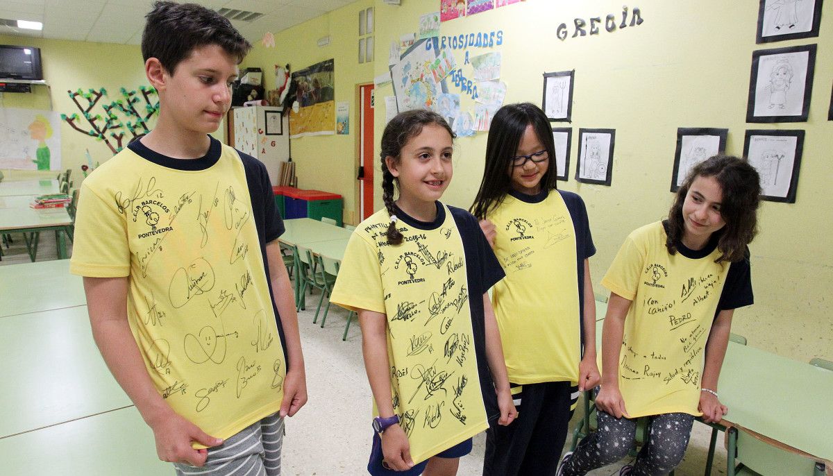 Estudiantes del CEIP Barcelos muestran las camisetas firmadas por políticos y deportistas