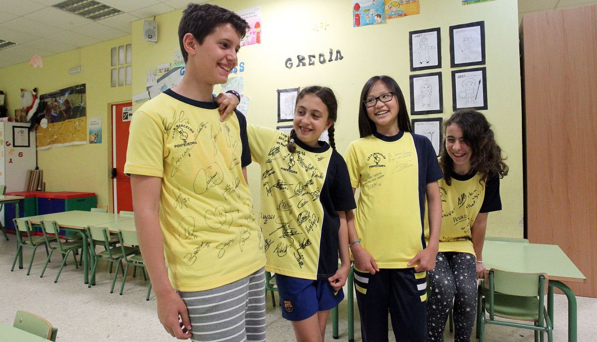 Estudiantes del CEIP Barcelos muestran las camisetas firmadas por políticos y deportistas