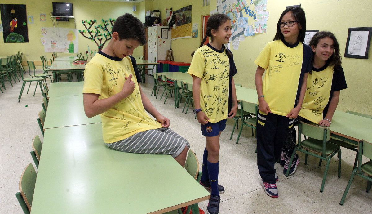 Estudiantes del CEIP Barcelos muestran las camisetas firmadas por políticos y deportistas