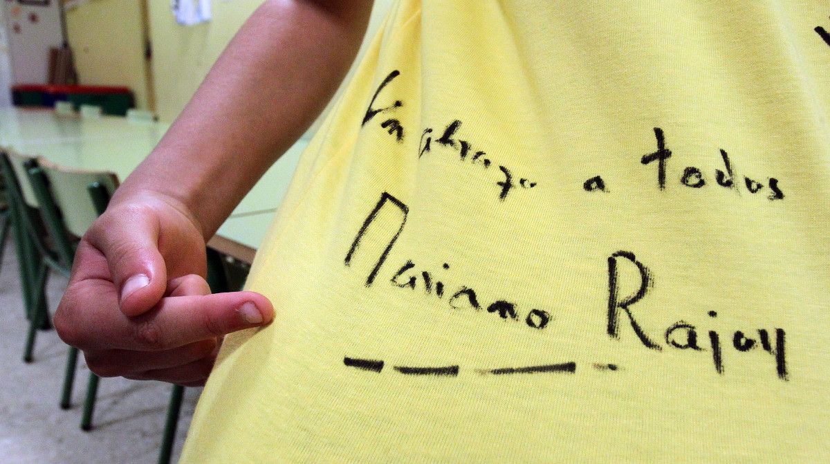 Estudiantes del CEIP Barcelos muestran las camisetas firmadas por políticos y deportistas