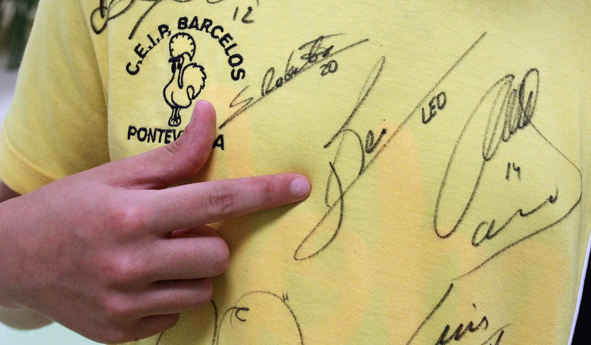 Estudiantes del CEIP Barcelos muestran las camisetas firmadas por políticos y deportistas