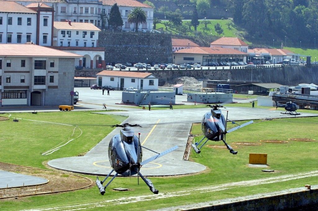 Helicópteros Hughes 500 na Escola Naval de Marín